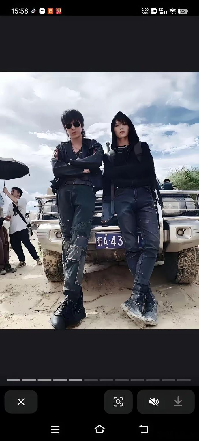 从鞋子便能看出是否受剧组重视。那时的刘宇宁已是千万粉丝的流量明星，而肖宇梁则刚出