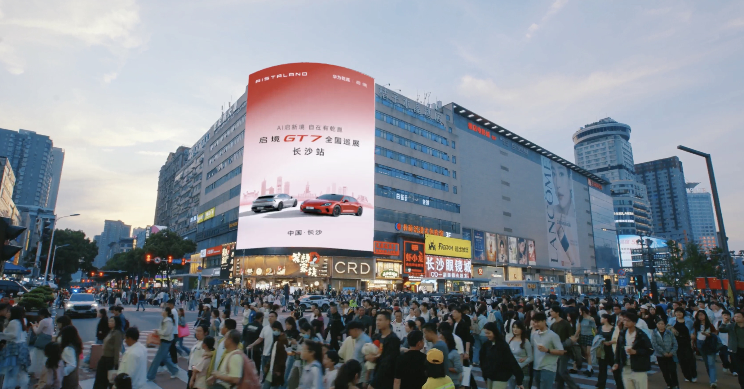 启境GT7全国巡展来了被五一商圈人流震撼到了 听姐一句劝，假期去商圈逛街做好人挤