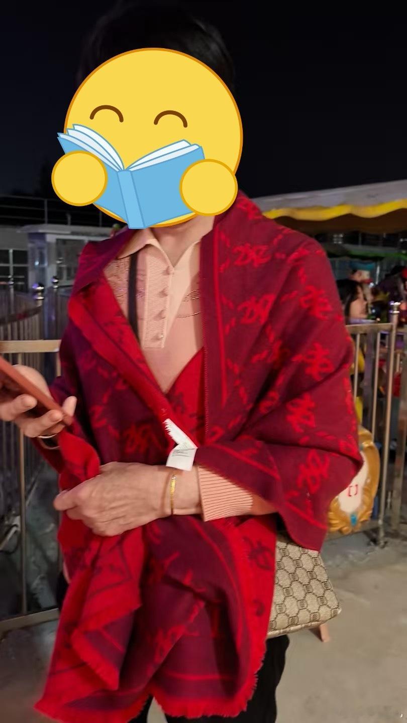 大姨给我拍了张我妈的照片～披了件很好看的围巾我以为她自己买了这么好看的围巾原来是