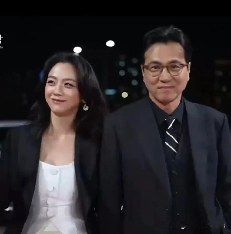 谁懂啊，我一直以为汤唯的老公是个大叔级别的老男人呢。没想到他俩竟然能这么般配，真