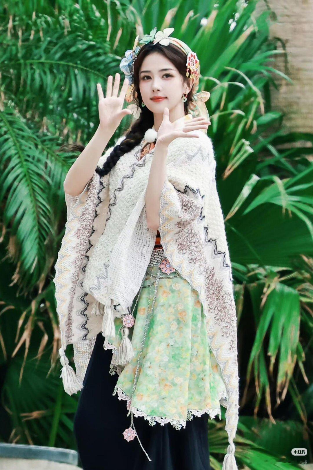 白鹿掀帘子出场美一大跳奔跑吧 帘子一掀，甜度超标！白鹿回眸一笑眼睛亮晶晶，瞬间击