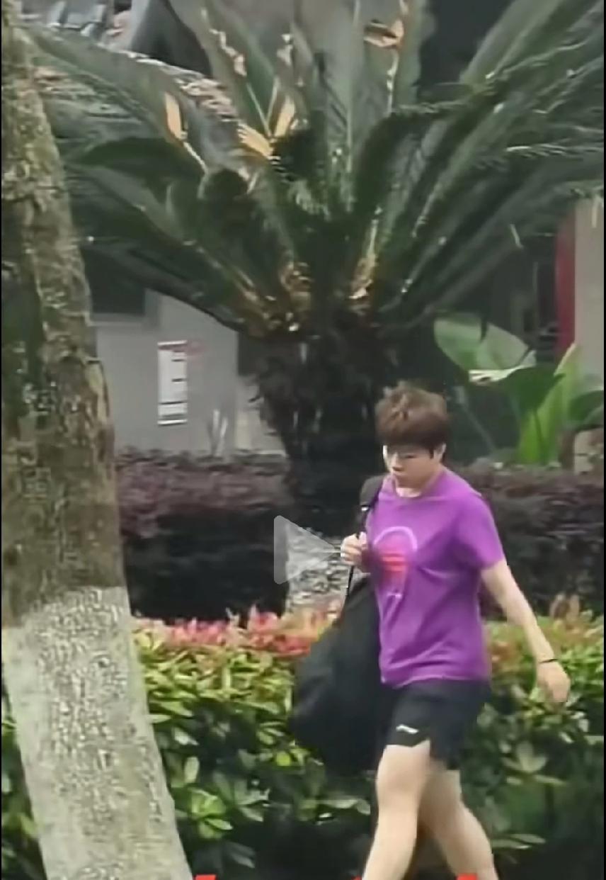 成都封训路透！王艺迪新发型也太清爽了
 
刷到王艺迪成都封训的路透，这新短发看着