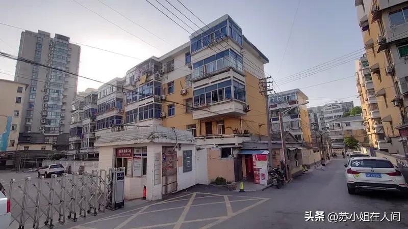 杭州主城区东新板块的俞汇巷小区迎来整体搬迁，这事儿最近挺受关注。小区大部分房源建