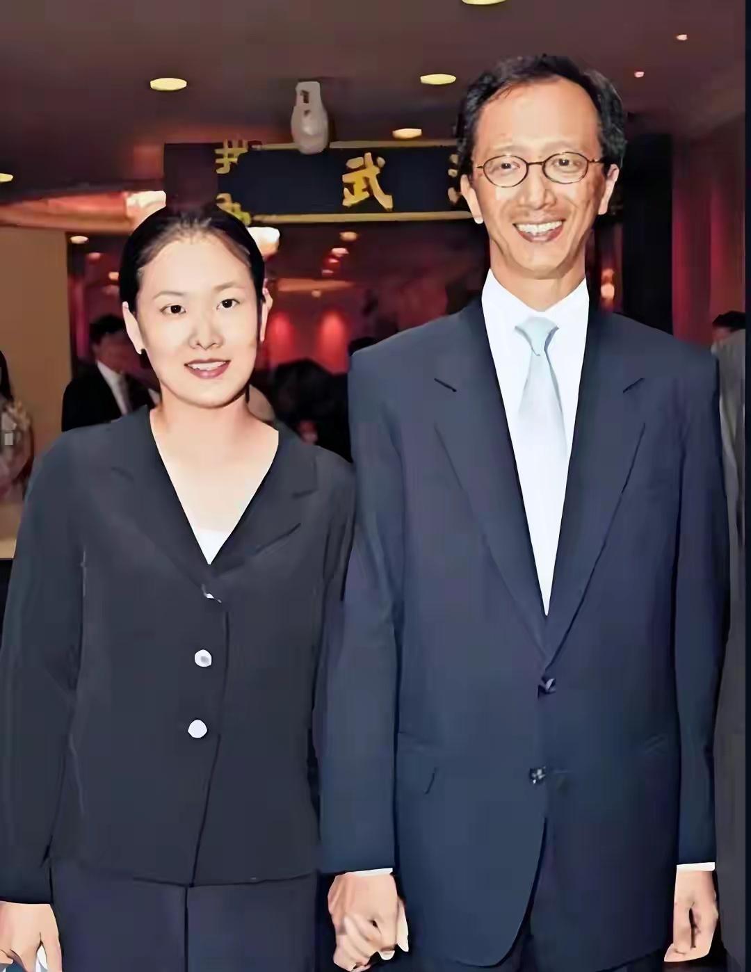 伏明霞结婚24年，为何丈夫梁锦松只陪她回一次武汉娘家？ ​​​