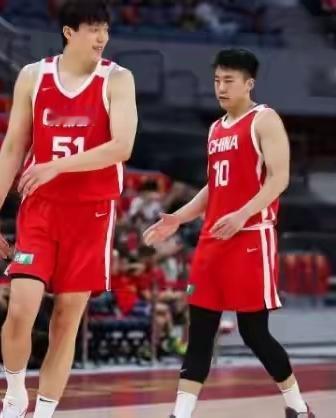 今晚的中日之战证明，杨瀚森根本打不了国际比赛，李弘权、朱俊龙、高诗岩、贺希宁等打