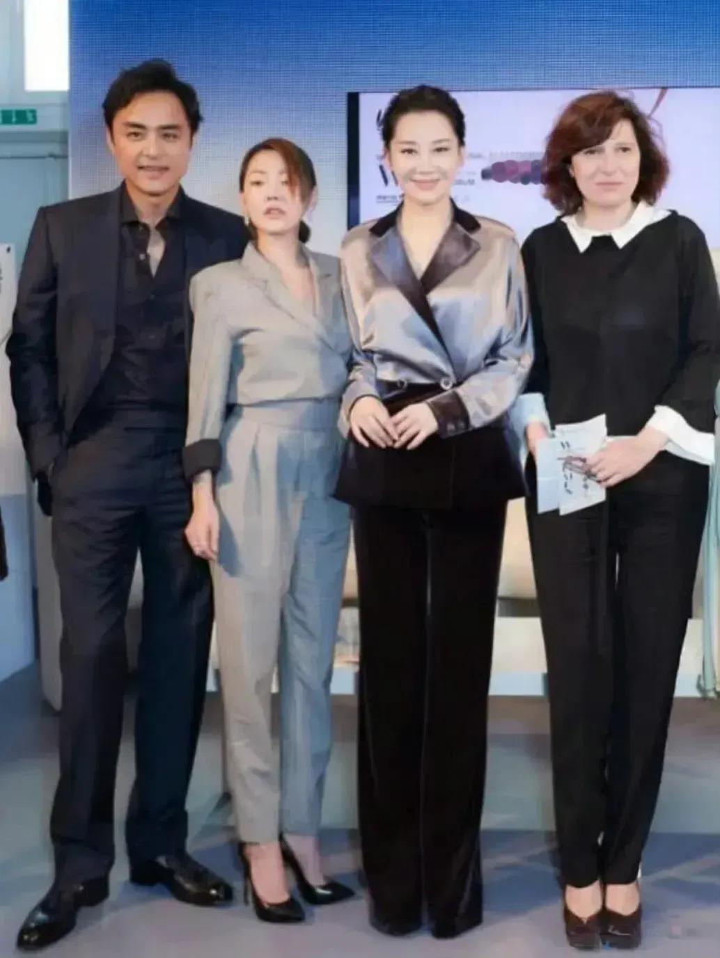 不得不承认，身高对女人真的很重要。
当年小s可是颜值巅峰，如今站在许晴旁边就像一