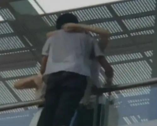 天使之吻：用爱拯救绝望灵魂 2011年6月9日下午，深圳东门人民南路人行天桥上，