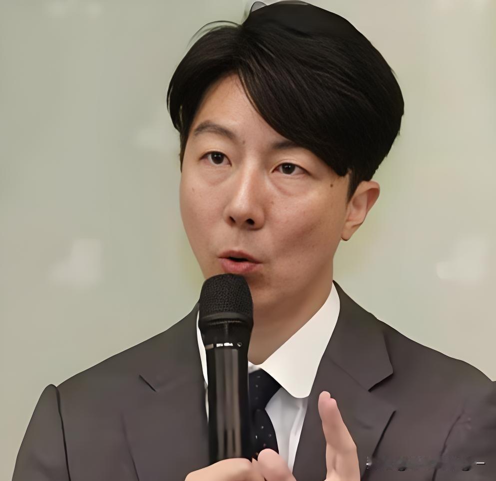 吴铮被指是民进党里头挺典型的台独分子，网上有人盯着他长相说像日本人，还猜他可能是