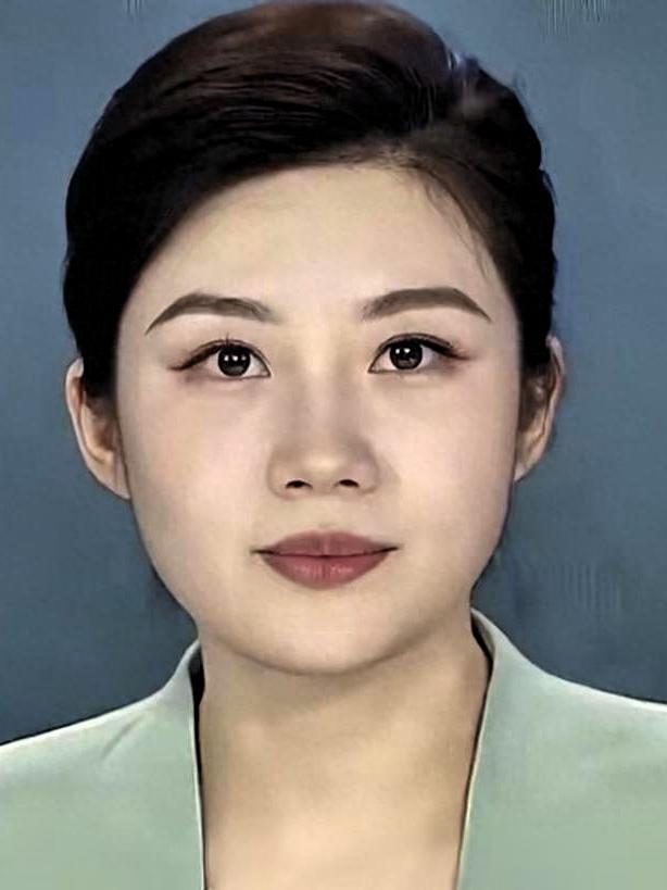 郑子可是央视新闻频道的优秀主持人，拥有标准的国泰民安脸，气质如兰，优雅大方。
 