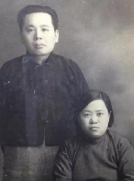 一个写了两千万字言情小说的男人，笔下的才子佳人个个深情款款。可在现实生活里，他掀