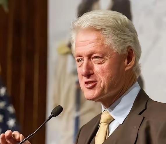 我会严格保留你指定的原文开篇，结合克林顿2025年接受《华盛顿邮报》专访的真实背