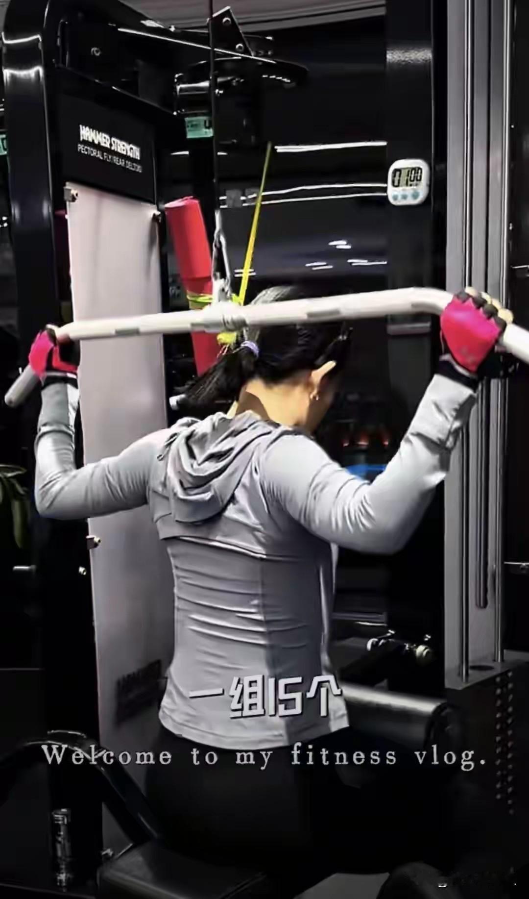 2025年跨年夜，张杰澳门演唱会现场灯光璀璨，夫妻俩同台热舞的画面如同一颗甜蜜炸