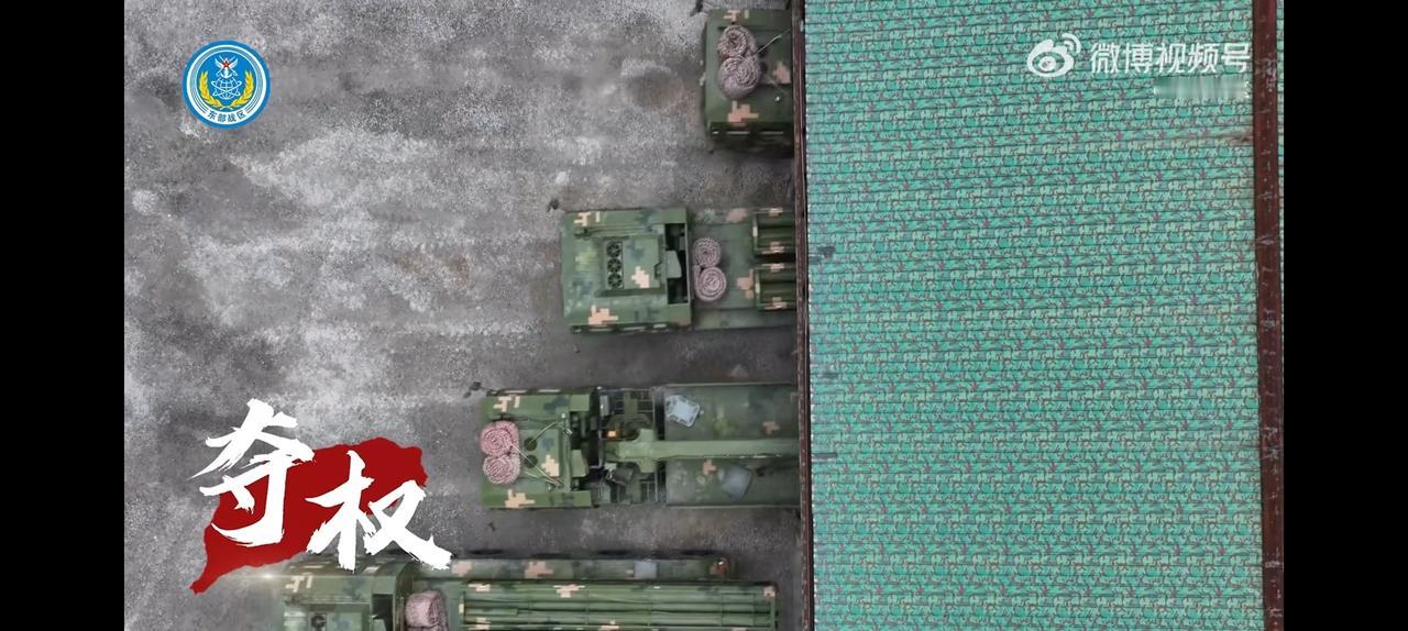 一辆远箱火发射车配一辆装填保障车。东部战区热点观点解放军演习现场画面