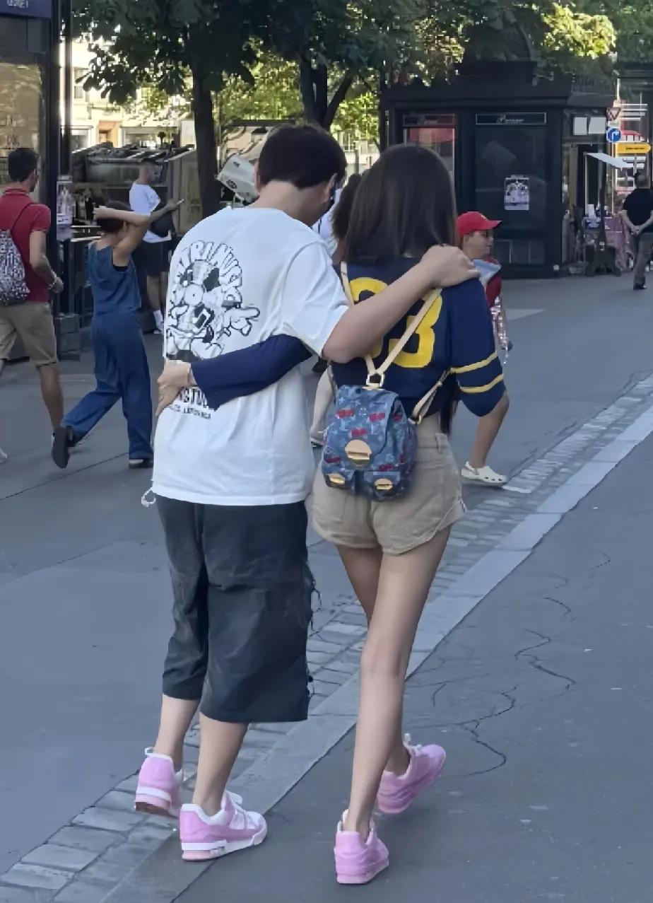 王思聪和女友出行，
粉色情侣鞋抢镜，时尚度拉满啊！
可以看到，
他戴着一副茶色墨