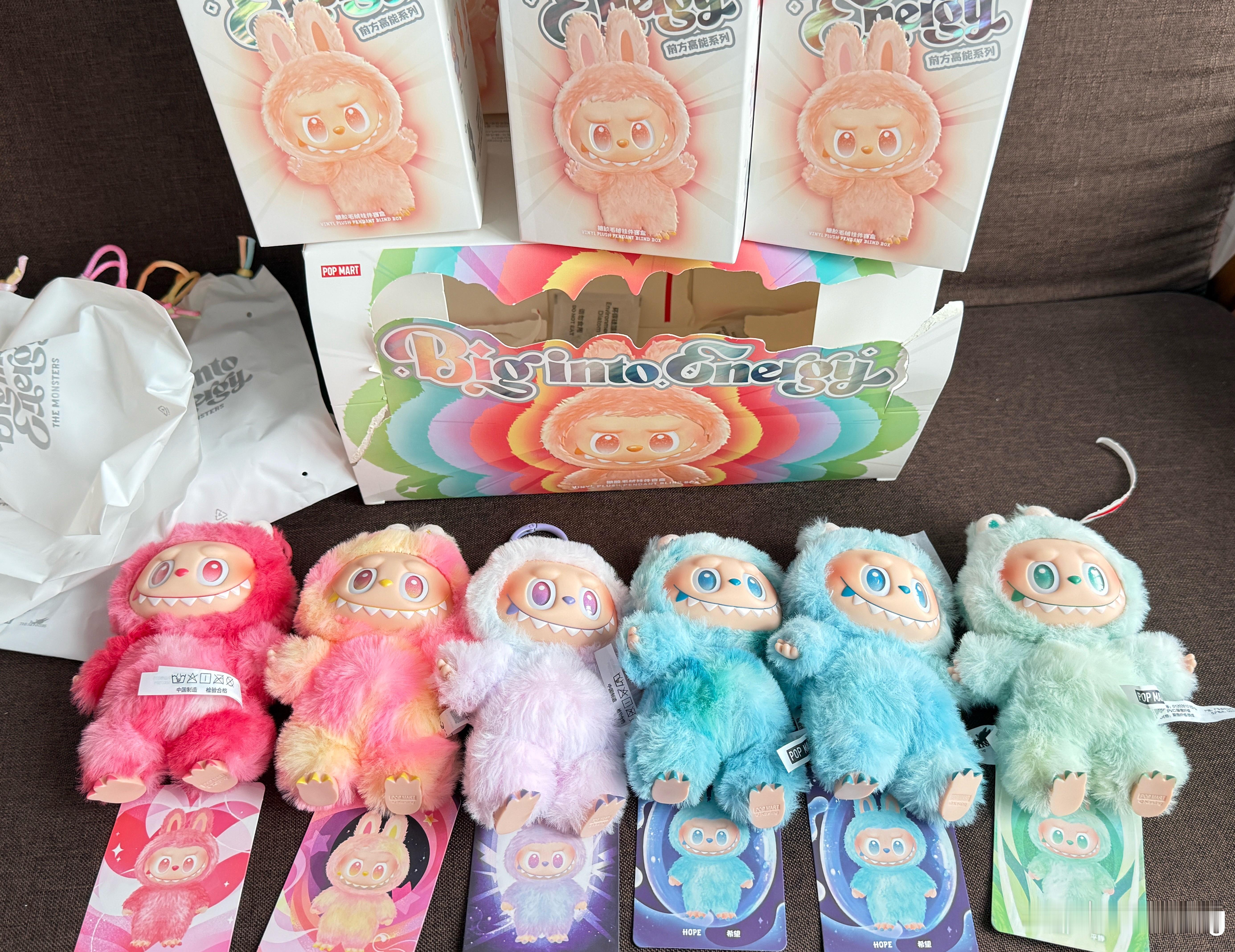 今天拆了一端盒的Labubu 3.0，居然开出了重复的Labubu。官方说同一端