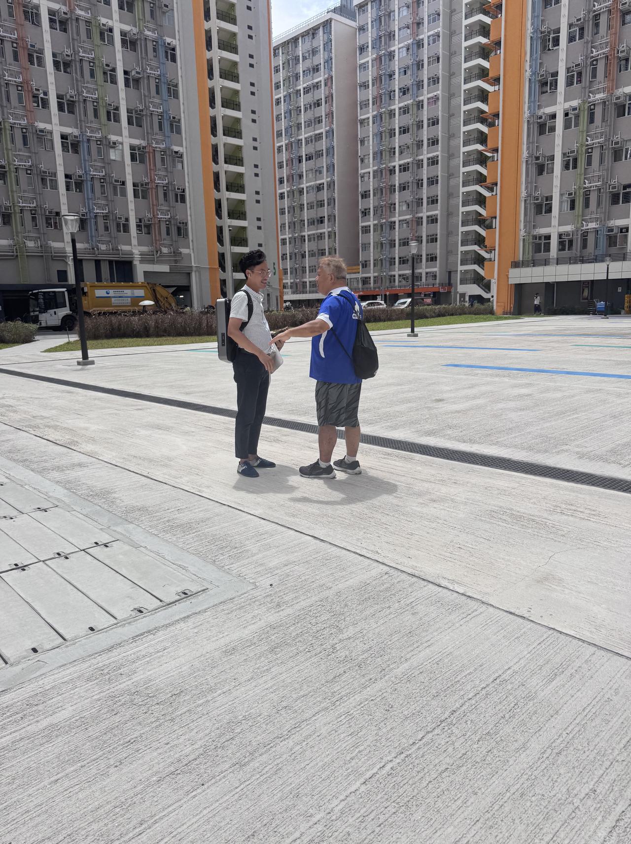 週六高Sir下午去到简约公屋，了解街坊入伙的状况，关心街坊所需所想。途中遇到位街