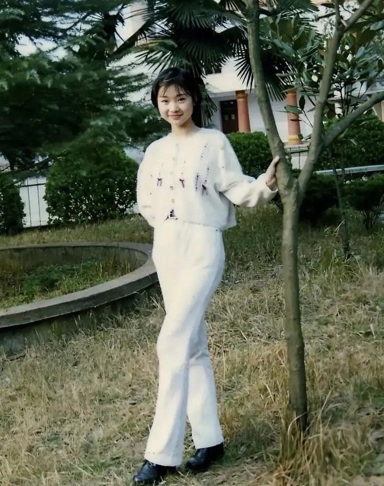 1996年，柳岩在广州的一所中专卫校就读护理专业，还留着学生头的样子。

那一年