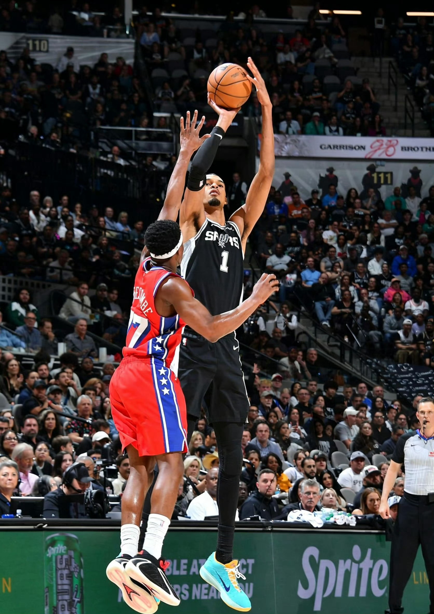 米奇-约翰逊赛后表示：“从他的角度来看，文班亚马最初能重回赛场是一个积极的信号，