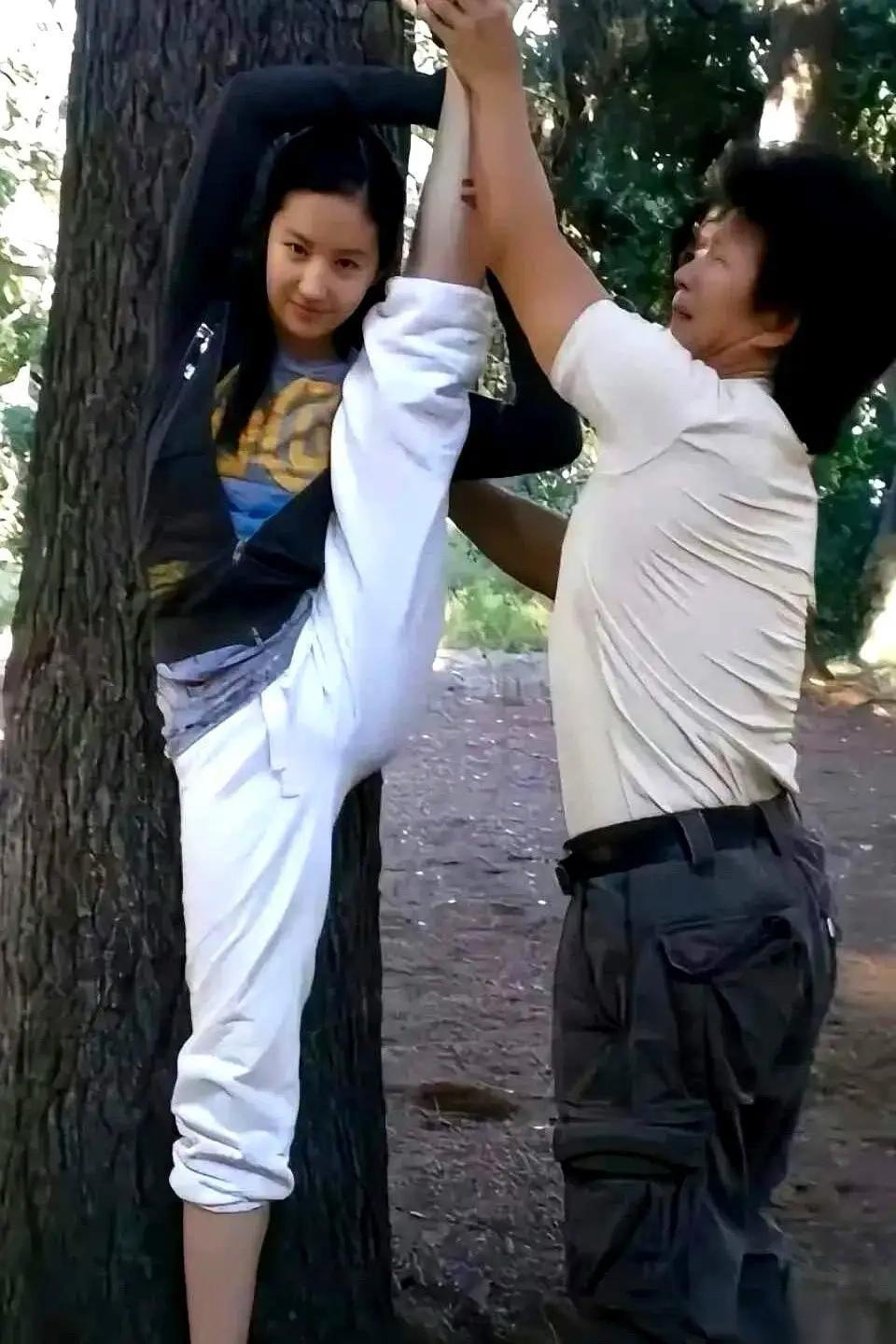 看到刘亦菲那记标准的一字马，我瞬间失语。有些天赋就像顶级法拉利，若出生时未能拥有