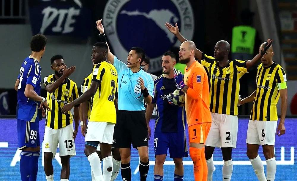 他是在捍卫规则的底线
 

又被骂上热搜！这次，中国裁判马宁惹毛了沙特人。
 