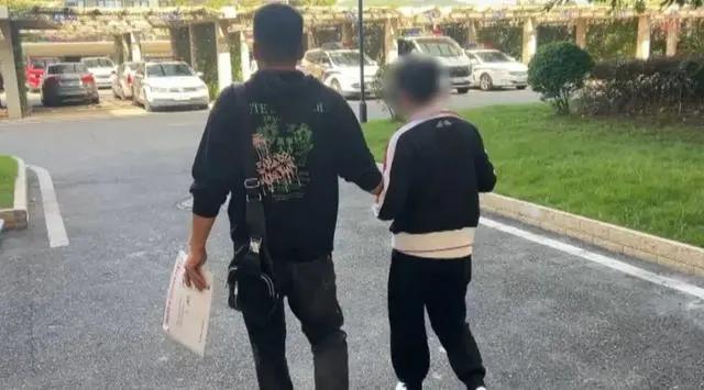 12年前，在上海打工的一对情侣分手了，男子便回到了老家娶妻生子，但是今年11月，