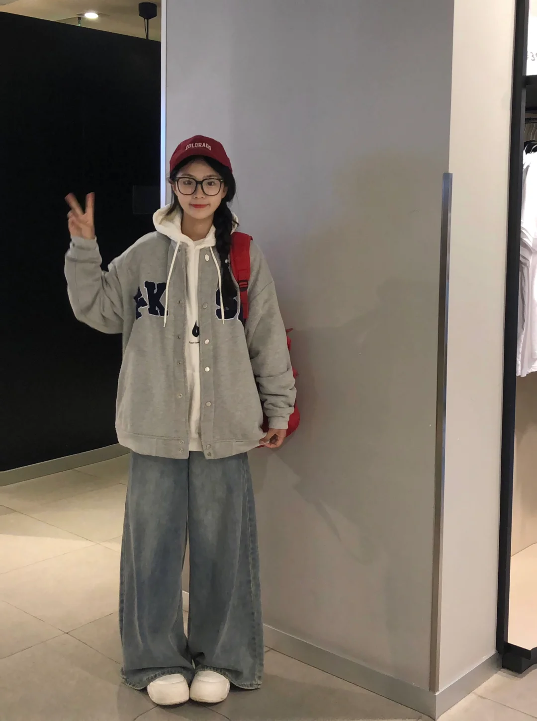 早秋的第一件灰色外套➕红色书包🎒好好看！！！