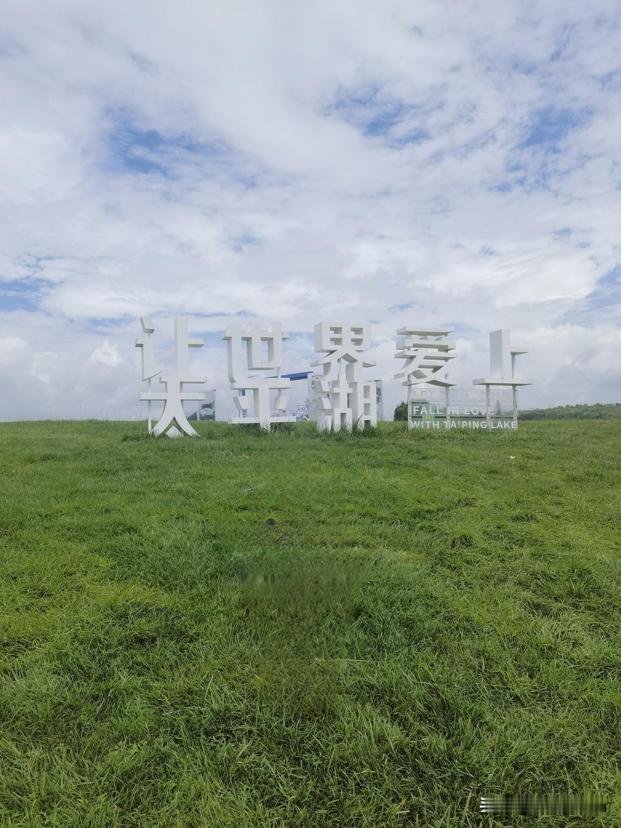 生活就像一场冒险，只有勇敢面对，才能发现其中的美好。