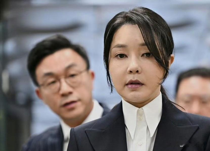 韩国前第一夫人金建熙因腐败被判处20个月监禁

法媒报道，韩国首尔中央地方法院2