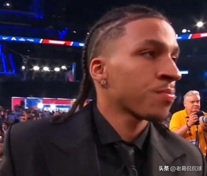 湖人新秀卡梅隆-卡尔真是让人捉摸不透！在今天进行的NBA2026年选秀大会上，当