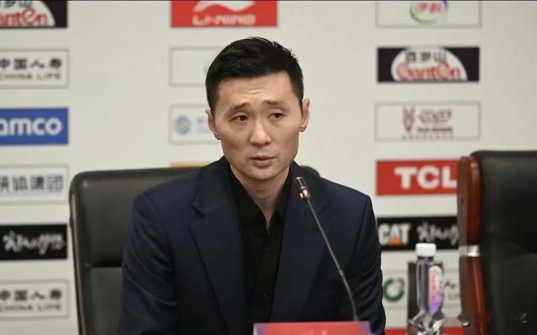 齐麟没能拯救出新疆主教练刘炜！目前新疆战绩太不理想，球迷对主教练刘炜十分不满意，