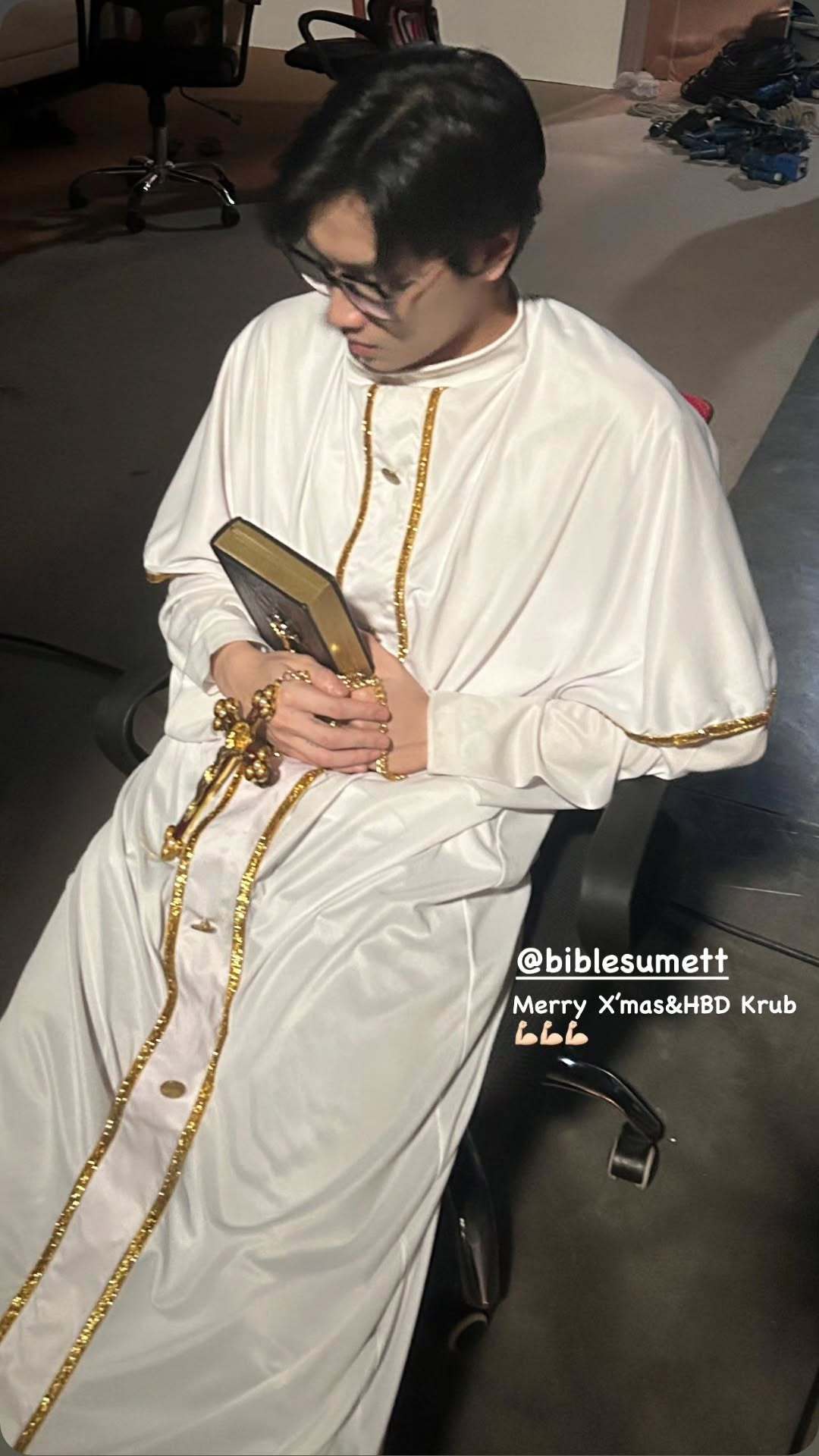 Bible生日，朋友发了一张Bible拿着bible的照片