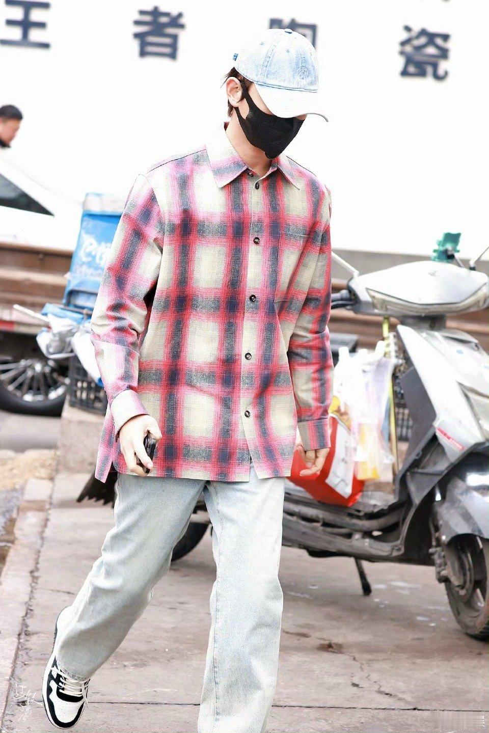 丁禹兮是不是没带冬天的衣服 撞色格子衫造型确实是帅 看起来也是真的冷   