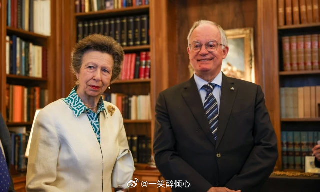 英国王室  今天安妮长公主和蒂莫西劳伦斯爵士在希腊雅典总统府拜访希腊总统Kons