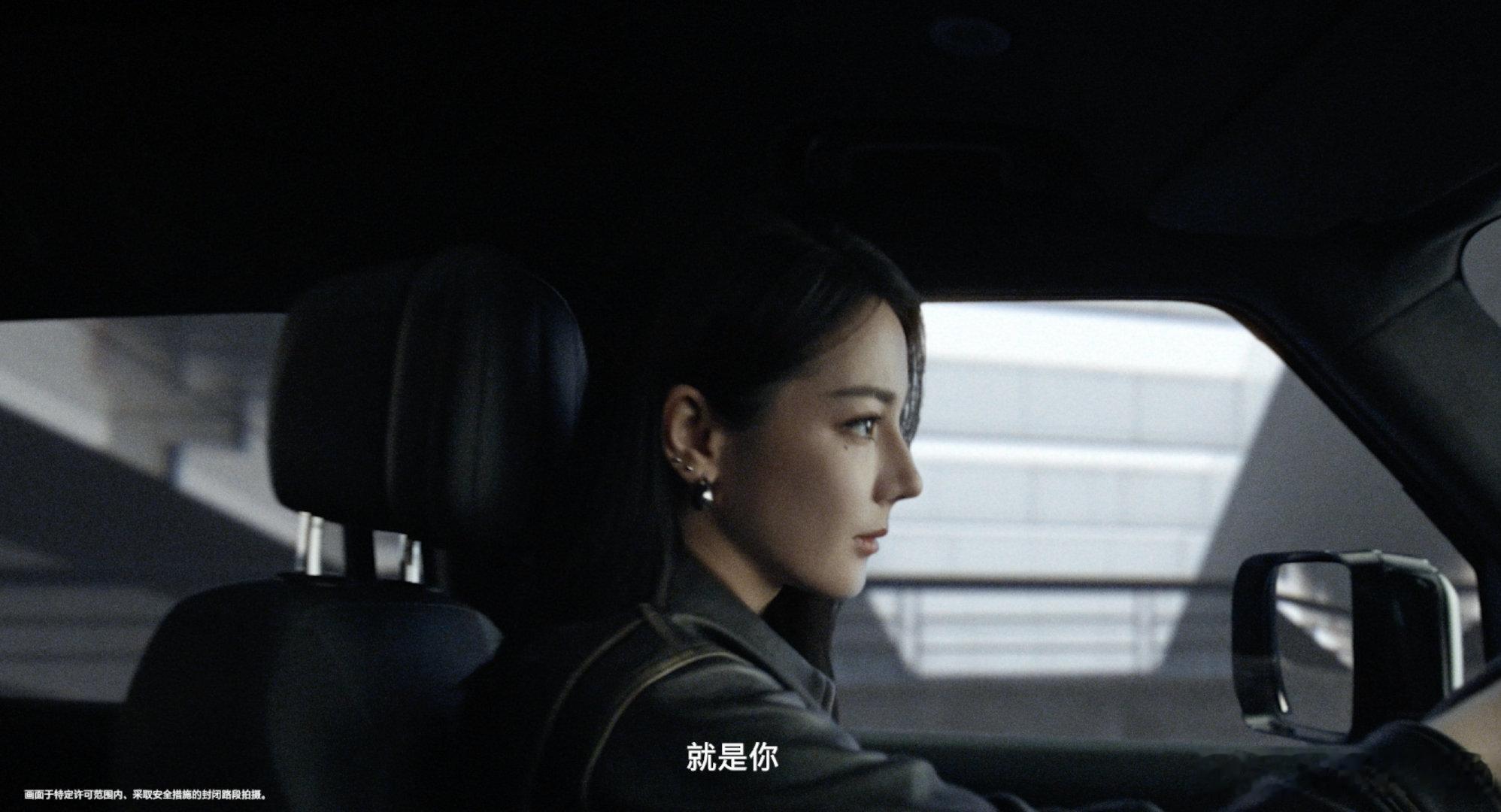 热巴开卫士 红毯高定女王，私下偏爱棱角座驾。从演技奖项到国民顶流，热巴靠作品说话