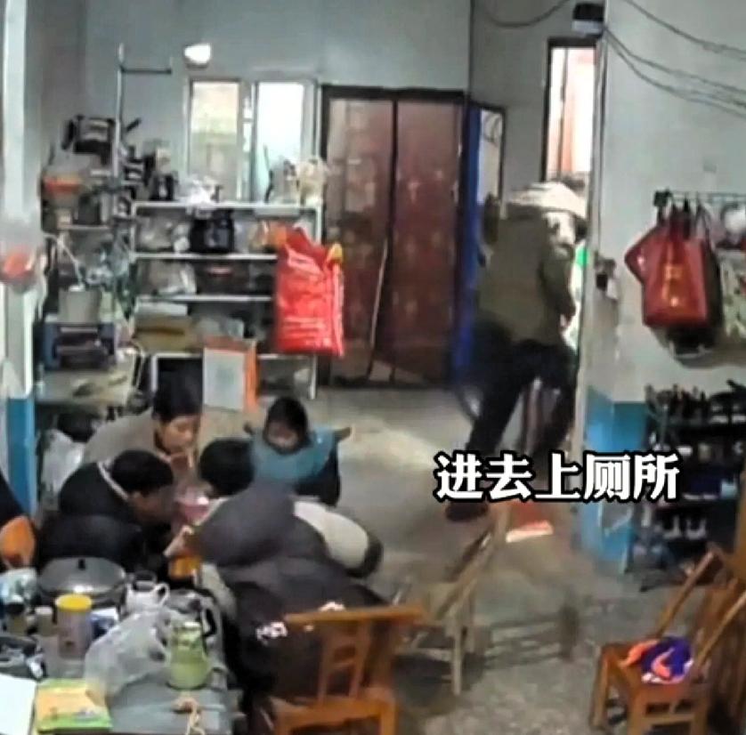 河南南阳，上个厕所工夫，人就没了的男子，才30岁，留下三个年幼的孩子、需要化疗的