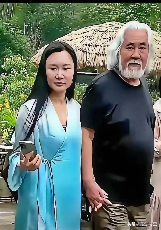 70多岁的导演，30多岁的妻子，近40岁的年龄差，放在普通人身上会被议论，放在名
