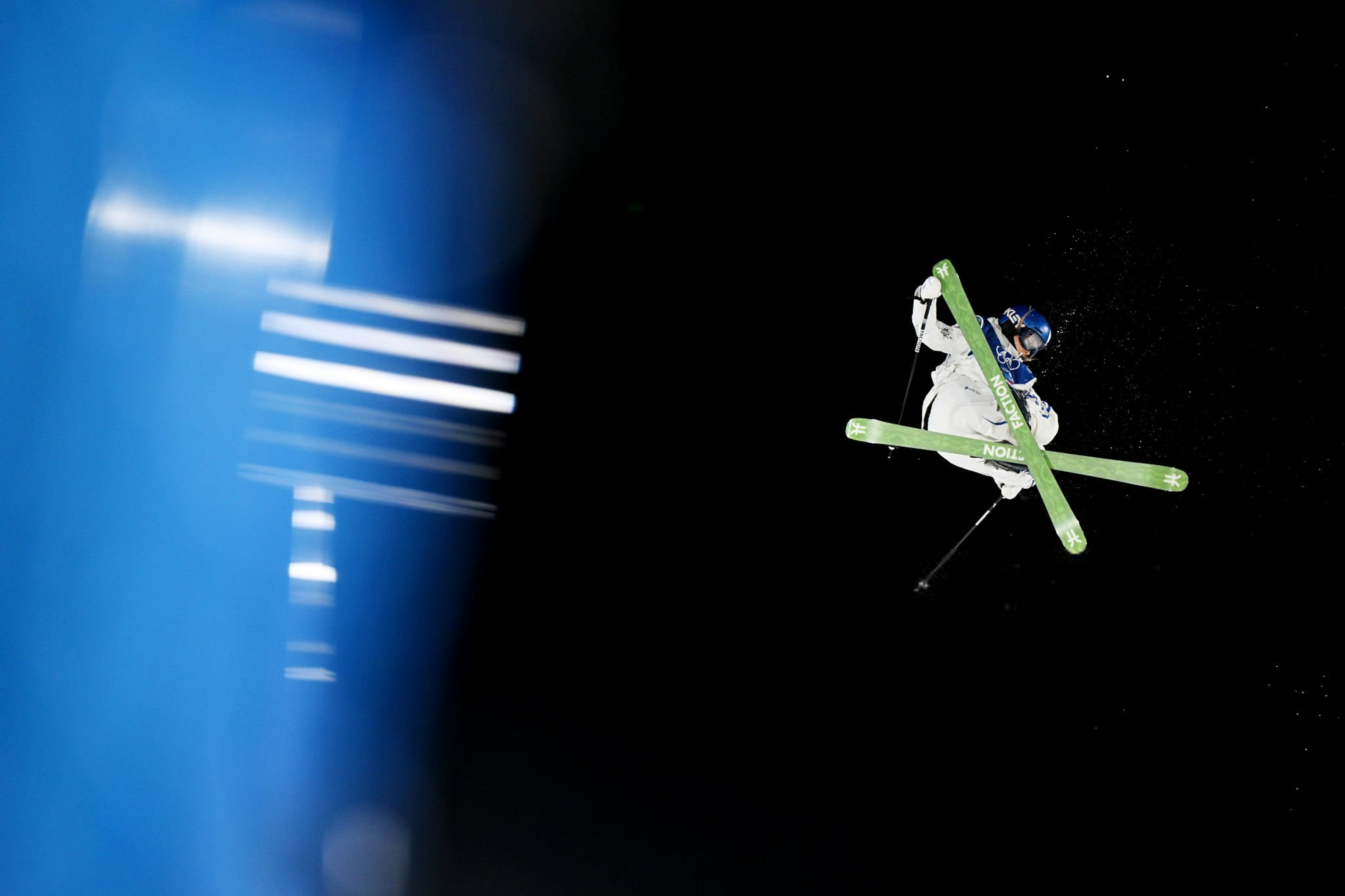 有惊无险！谷爱凌在米兰冬奥会自由式滑雪女子大跳台预赛第二滑虽然摔倒，但第三滑拿下