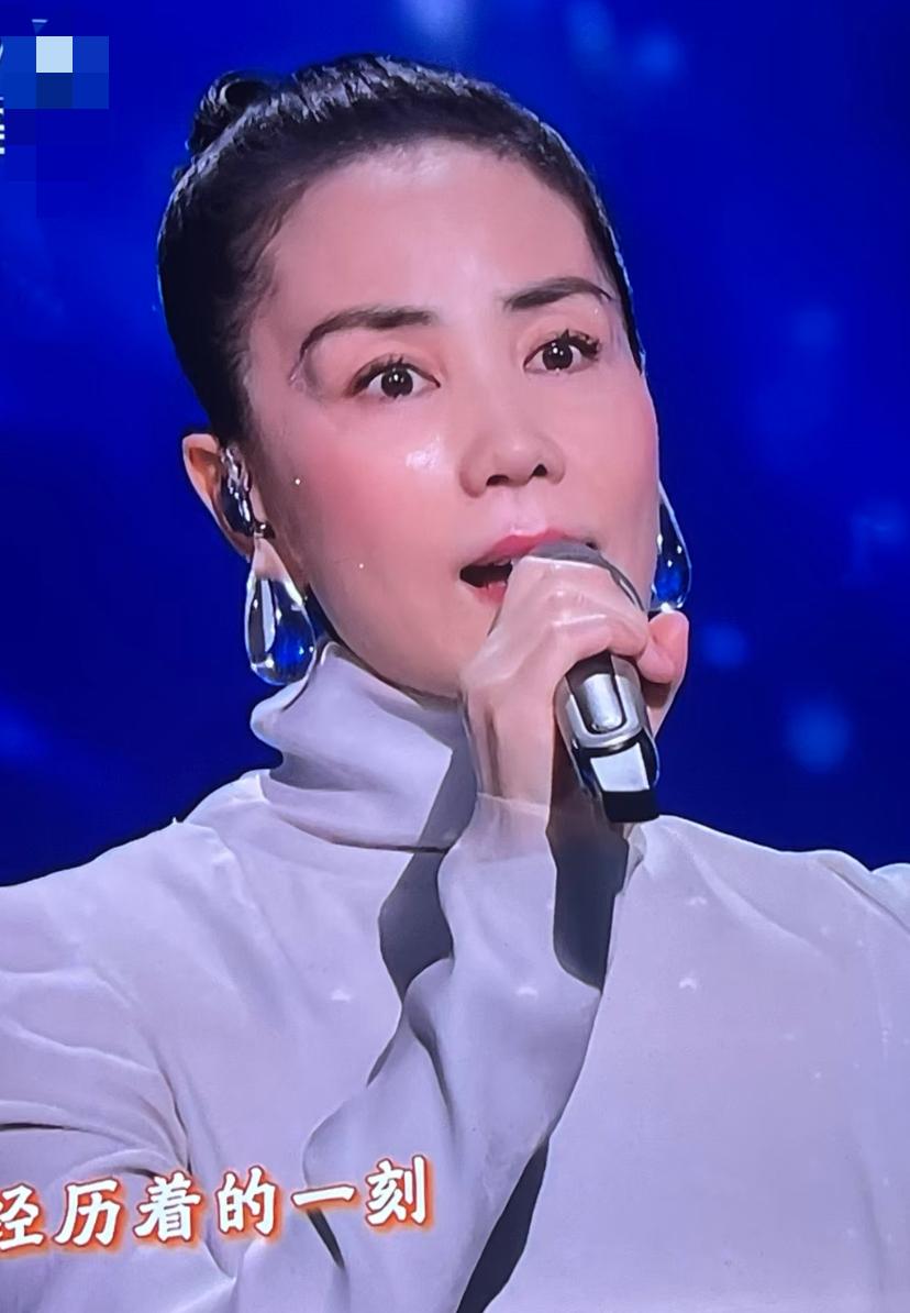 王菲唱歌时戴的大耳坠实在太抢镜了
起初我还纳闷，这耳坠真的好看吗，这么大这么沉，