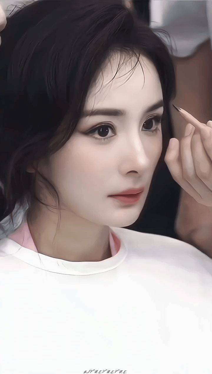 #杨幂#  不敢呼吸 怕惊扰神明 ​​​