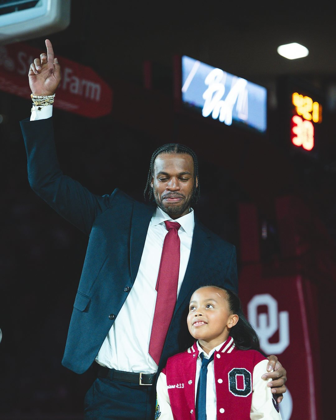 淀粉肠进入瑜伽裤时代俄克拉荷马大学捷足者队男篮在主场球馆为希尔德举办了球衣退役仪