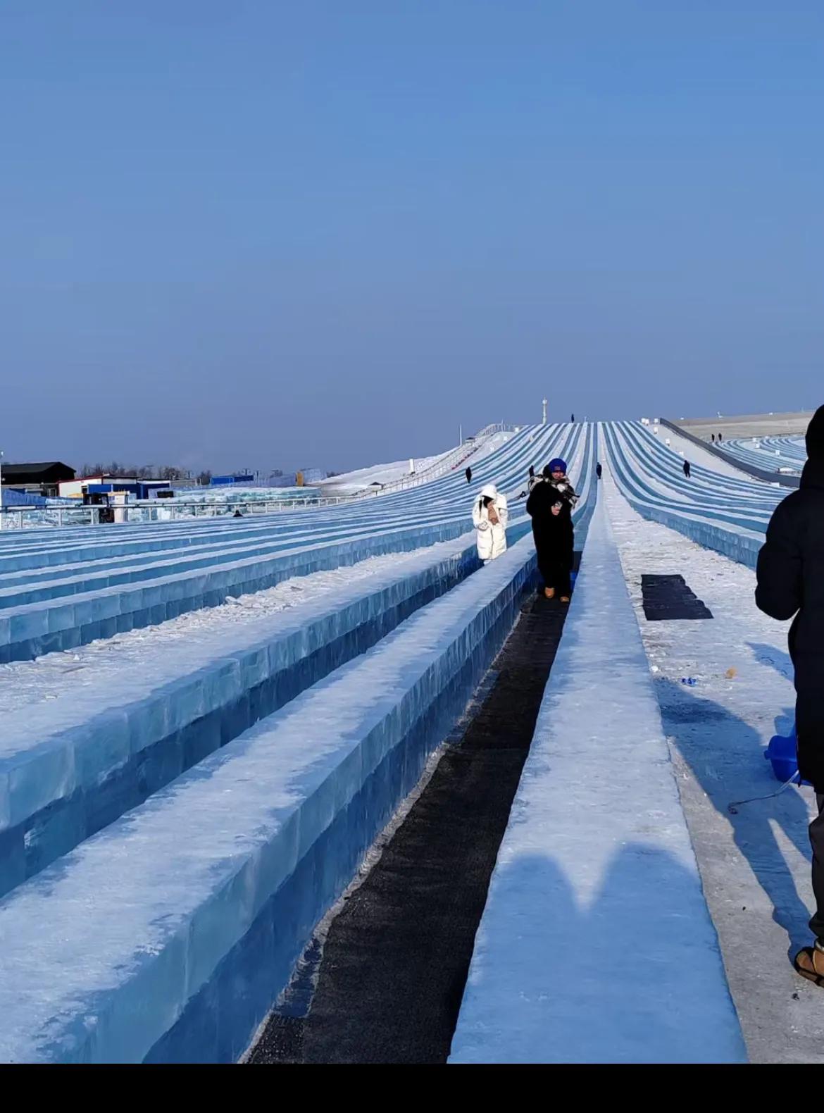 哈尔滨的冰雪大世界让人很羡慕，有机会一定走一趟，有约的吗？