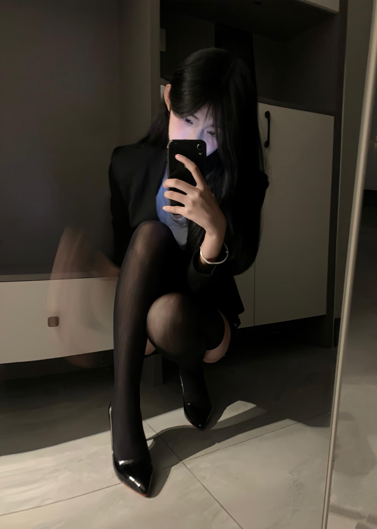 你时而忘记自己的痛 然后继续幻想被爱