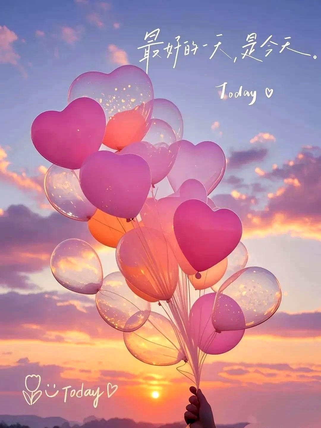 “才两个月，肩线把外套撑变形，我妈以为我偷偷练铁饼。”

评论区里，最高赞却是：