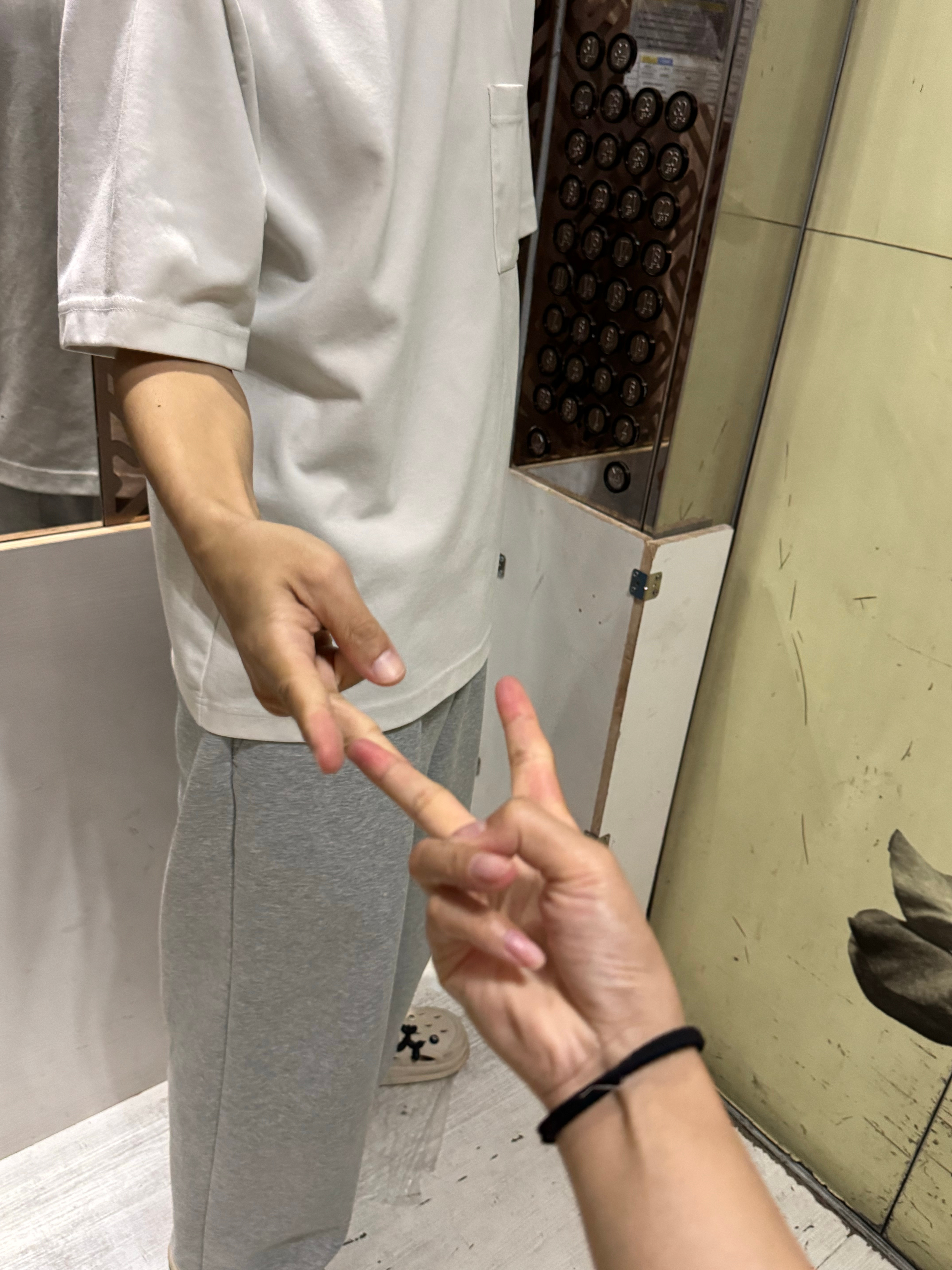 家里只有一个洗手间，两个人都急怎么办，只能石头剪刀布，我不服[泪][泪][泪] 