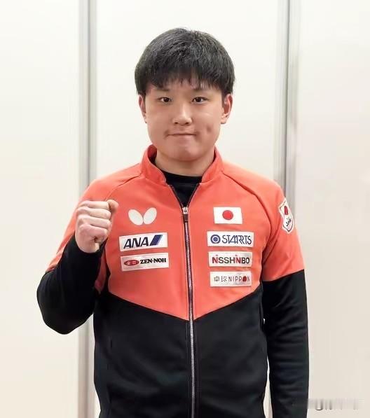 日本队出征伦敦世乒赛前，张本智和在羽田机场接受了记者采访！

他说:
日本男团这