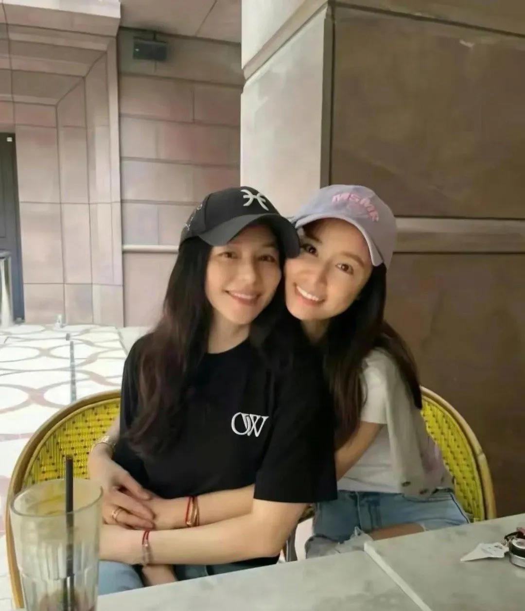 这两人冻龄美女啊，林心如嫁给了爱情，霍建华把她宠上天，日子自然过得逍遥自在，而徐