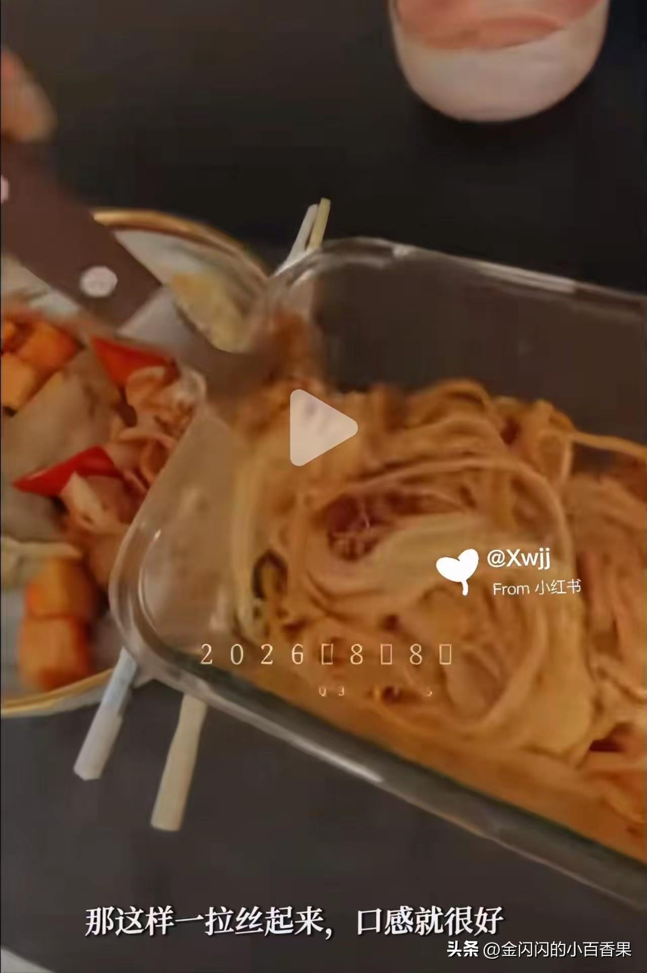 张柏芝深夜感慨无人想念，话里满是落寞。
孩子敏锐察觉到她情绪不好，主动索要饭菜，