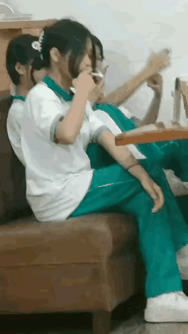 女孩的坠落
 
一身校服，本该奔赴书桌与课堂，却蜷在沙发上吞云吐雾。
年少的模样