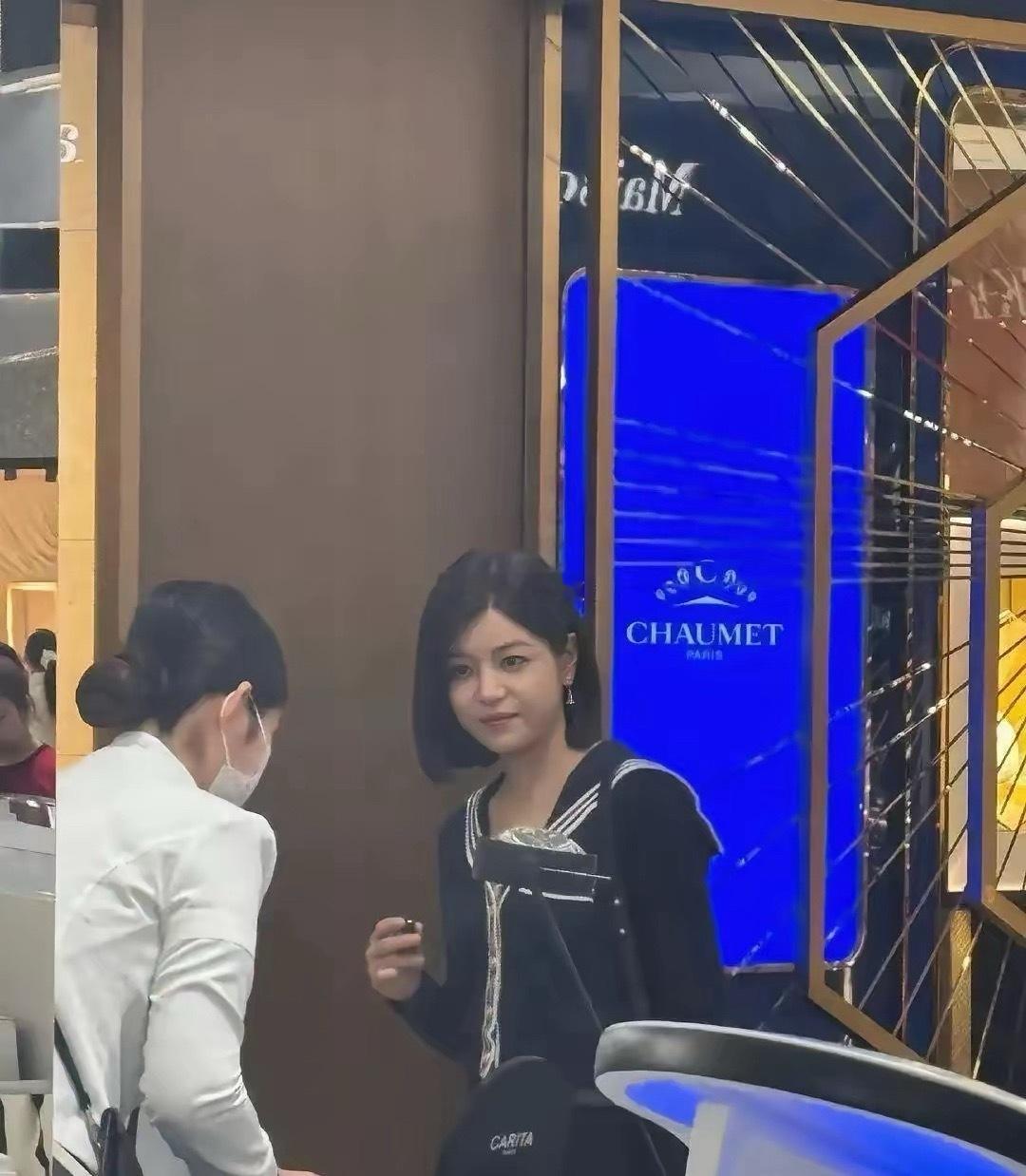 网友在北京逛街偶遇陈妍希，看起来状态不错，笑起来直接甜度拉满 ​​​