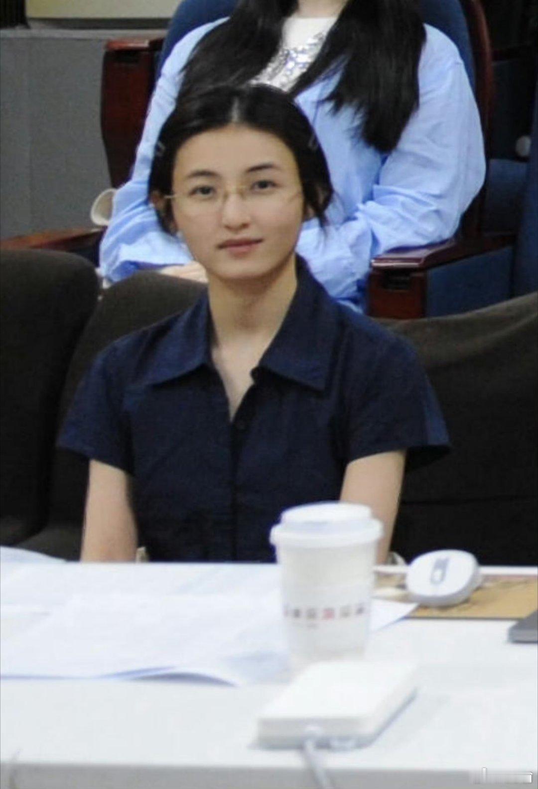 张子枫是严浩翔答辩老师感觉张子枫和严浩翔一样大，没想到是学姐和师弟 